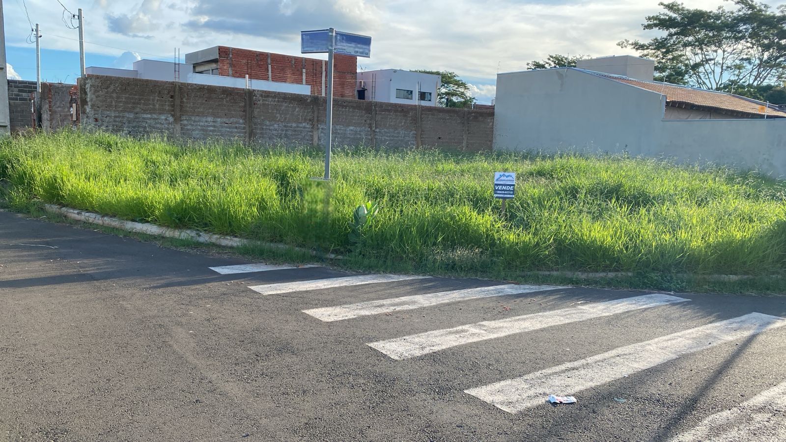 Terreno de esquina à venda no Alexandrina Pereira!